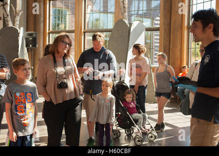 Snake conferenza da un naturalista presso il Centro selvatici Museo di Storia Naturale di New York Adirondacks a Tupper Lake. Foto Stock