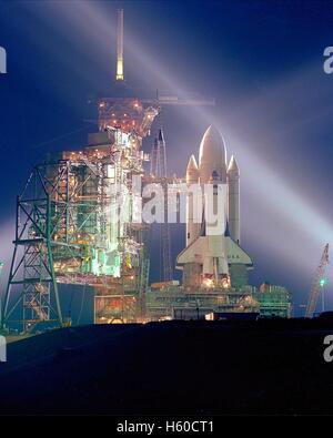 Un lungo tempo di esposizione della NASA Space Shuttle Columbia illuminata da proiettori per la notte in quanto si trova in cima al Kennedy Space Station Launch Complex 39 Pad A in preparazione la STS-1 missione lancio, la prima Terra della NASA il volo spaziale orbitale, Marzo 5, 1981 in Merritt Island, Florida. Foto Stock