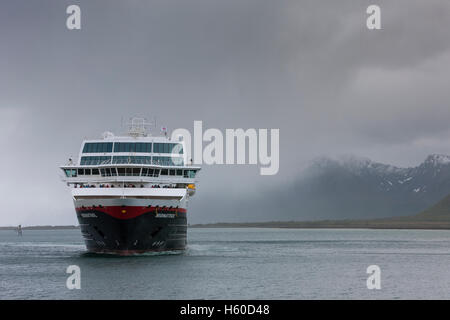 La nave da crociera Hurtigruten Midnight Sun si avvicina al molo di Risoyhamn, ponte di Andoya, Norvegia. Foto Stock