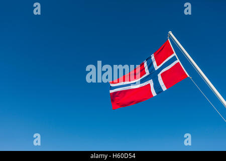 Lasciando Lofoten. Bandiera norvegese sul traghetto Moskenes-Bodo, Norvegia. Foto Stock