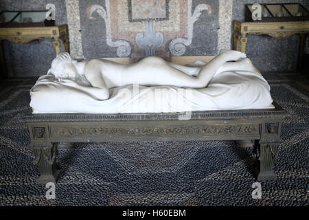 Stresa, Isola Bella, Palazzo Borromeo: statua di Venere addormentato con Vincenzo Monti Foto Stock