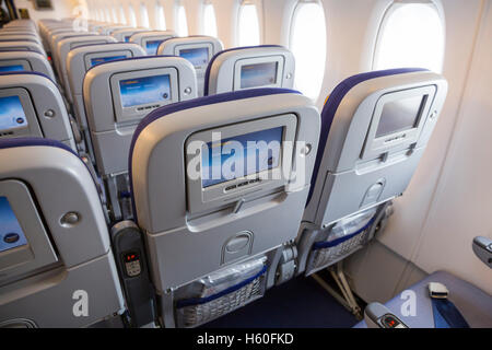 Sofia, Bulgaria - 16 Ottobre 2016: l'interno di Lufthansa Airbus A380 aereo. L'Airbus A380 è un doppio ponte, wide-body, f Foto Stock