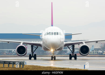 L'aereo sulla pista dopo l'atterraggio all'aeroporto. Foto Stock