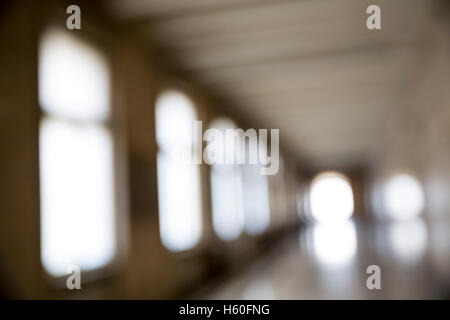 Al di fuori del corridoio di messa a fuoco in un vecchio edificio. Luce proveniente dall'esterno attraverso le finestre. Foto Stock