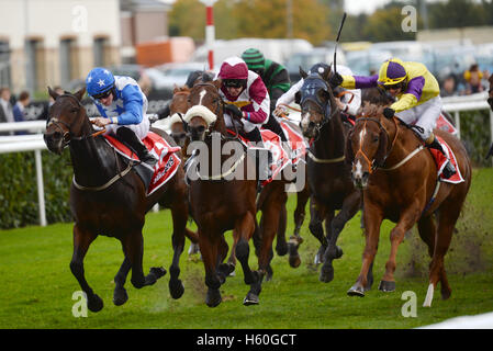 Soie D'Leau cavalcato da Tony Hamilton (centro) battiti Tithonus cavalcato da Killian Leonard (sinistra) a vincere il sunbets.co.uk Prezzo Top Templegate suggerimenti picchetti di Handicap durante il Racing Post Trophy giorno a Doncaster Racecourse. Foto Stock