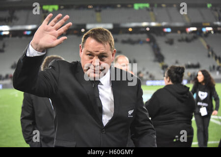 Auckland, Nuova Zelanda. 22 ottobre, 2016. Nuova Zelanda All Blacks coach Steven Hansen riconosce l'enorme sostegno dalle ventole dopo che ella terza Bledisloe Cup test match contro la Nuova Zelanda All Blacks. All Blacks sconfitte Wallaby 37-10. Credito: Shirley Kwok/Pacific Press/Alamy Live News Foto Stock