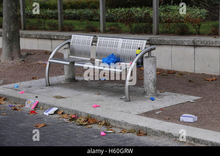 Protossido di azoto di barattoli, palloncini e scatole di lettiera il Thames Path dopo i giovani trascorrono la notte inalando il gas esilarante. Foto Stock