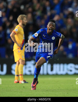 Il Leicester City's Ahmed Musa punteggio celebra il suo lato del primo obiettivo del gioco durante il match di Premier League al King Power Stadium, Leicester. Foto Stock