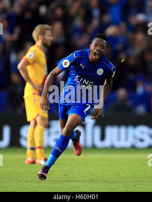 Il Leicester City's Ahmed Musa punteggio celebra il suo lato del primo obiettivo del gioco durante il match di Premier League al King Power Stadium, Leicester. Foto Stock