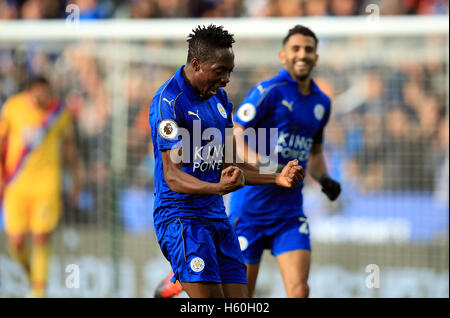 Il Leicester City's Ahmed Musa punteggio celebra il suo lato del primo obiettivo del gioco durante il match di Premier League al King Power Stadium, Leicester. Foto Stock