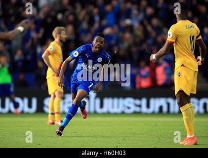 Il Leicester City's Ahmed Musa punteggio celebra il suo lato del primo obiettivo del gioco durante il match di Premier League al King Power Stadium, Leicester. Foto Stock