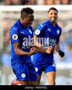 Il Leicester City's Ahmed Musa punteggio celebra il suo lato del primo obiettivo del gioco durante il match di Premier League al King Power Stadium, Leicester. Foto Stock