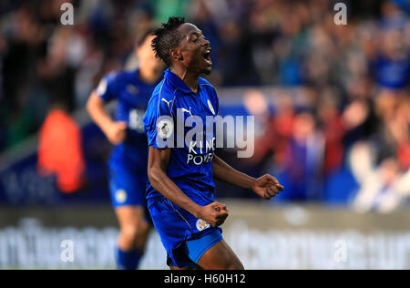 Il Leicester City's Ahmed Musa punteggio celebra il suo lato del primo obiettivo del gioco durante il match di Premier League al King Power Stadium, Leicester. Foto Stock