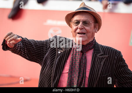 Roma, Italia. 22 ottobre, 2016. Enzo Arbore durante il tappeto rosso del xi festival di Roma presso l Auditorium Parco della Musica. Credito: Andrea Ronchini/Pacific Press/Alamy Live News Foto Stock