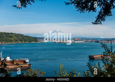 Maestoso Monte Rainier sovrasta il porto di Tacoma. Foto Stock