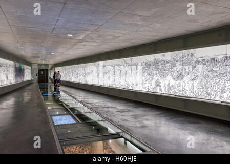 Thiepval Memorial del centro visitatori e museo su somme, Francia. Mostra ai visitatori la visione al murale & Mostre Foto Stock