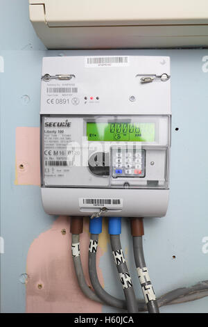 Smart misuratore di gas può essere letto a distanza e la fornitura di informazioni in tempo reale per il proprietario di casa Foto Stock