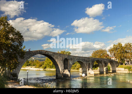 Il leggendario ponte di pietra di Arta, il più storico ponte in Grecia. Foto Stock