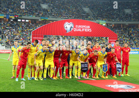 I giocatori di Ucraina e Macedonia squadre di calcio posa per una foto di gruppo prima di UEFA EURO 2016 qualifica gioco su Lviv Arena Foto Stock