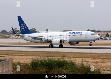 Futura International Airways Boeing 737-85F [CE-JRL] pista di atterraggio 14. Foto Stock