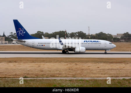 Futura International Airways Boeing 737-85F [CE-JRL] pista di atterraggio 14. Foto Stock