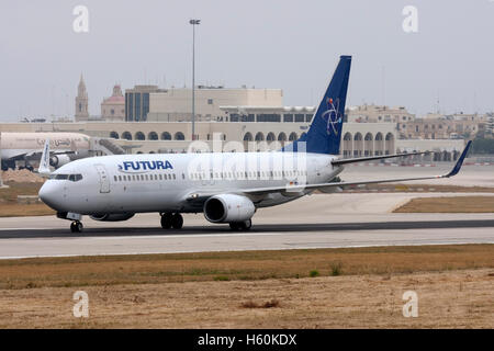 Futura International Airways Boeing 737-85F [CE-JRL] entrando in pista 14 per decollare. Foto Stock