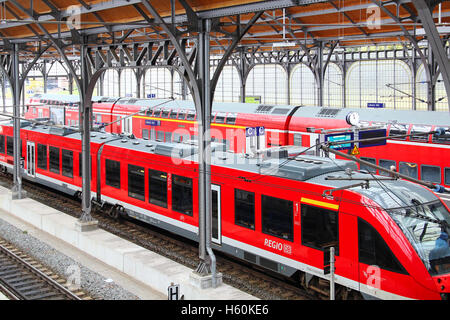 Lubecca, Germania - 7 Novembre 2013: treni regionali a Lubeck Hauptbahnhof (stazione ferroviaria principale) Foto Stock