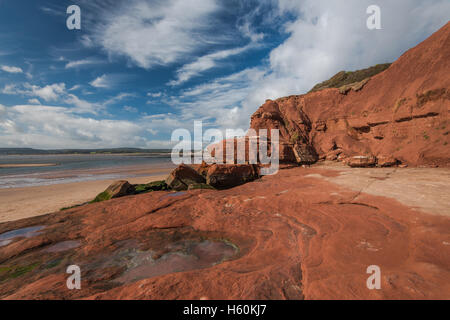 Scogliere rosse sulla spiaggia a Exmouth,UK con perfect blue sky Foto Stock