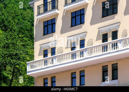 Un frammento della bellissima facciata dell'hotel e con dettagli architettonici: Windows, un balcone. Foto Stock