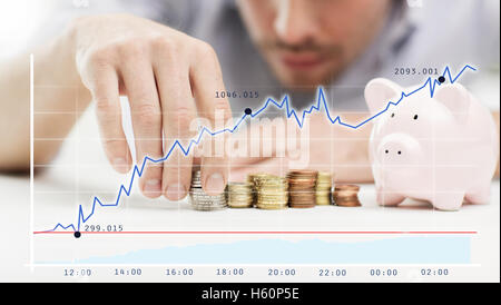 Close up di imprenditore con salvadanaio e monete Foto Stock