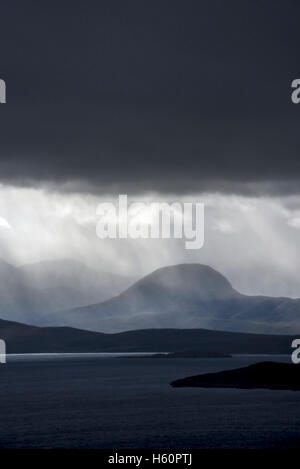 Nero cielo tempestoso e acquazzone durante la pioggia tempesta su deserto desolato di Coigach, Wester Ross, Highlands occidentali della Scozia Foto Stock