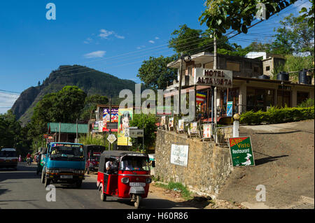 Strada principale attraverso Ella sotto Ella Rock, Sri Lanka Foto Stock