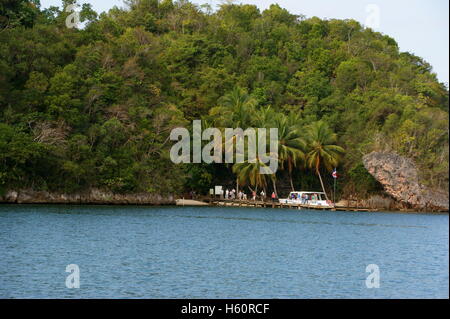 I turisti sbarcati sull'isola. Parco Nazionale Los Haitises, Sabana de La Mar, Repubblica Dominicana Foto Stock