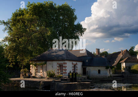 Il grazioso e tranquillo villaggio di Azay le Rideau dal fiume Indre, Valle della Loira, in Francia. Foto Stock