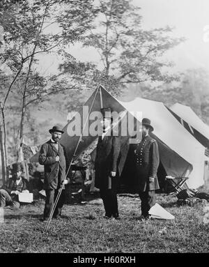 Allan Pinkerton, U.S. Il presidente Lincoln, e il Maggiore Generale John A. McClernand, Ritratto, Antietam, Maryland, USA, da Alexander Gardner, Ottobre 1862 Foto Stock