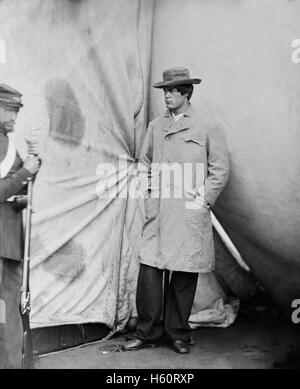 Lewis Powell, noto anche come Lewis Payne, utente malintenzionato di U.S. Il segretario di Stato William H. Seward e cospiratore in assassinio di U.S. Il presidente Abraham Lincoln, in piedi nel soprabito con Hat, Washington Navy Yard, Washington DC, Stati Uniti d'America, di Alexander Gardner, Aprile 1865 Foto Stock