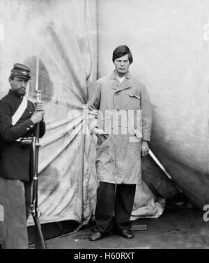 Lewis Powell, noto anche come Lewis Payne, utente malintenzionato di U.S. Il segretario di Stato William H. Seward e cospiratore in assassinio di U.S. Il presidente Abraham Lincoln, stando in piedi in cappotto, Washington Navy Yard, Washington DC, Stati Uniti d'America, di Alexander Gardner, Aprile 1865 Foto Stock