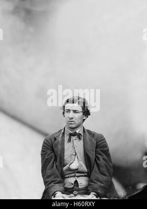 David E. Herold, cospiratore in assassinio di U.S. Il presidente Abraham Lincoln, seduto e Manacled, Washington Navy Yard, Washington DC, Stati Uniti d'America, di Alexander Gardner, Aprile 1865 Foto Stock