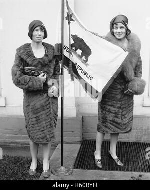 Due giovani donne presentando bandiera di Stato di California negli Stati Uniti. Il presidente Herbert Hoover, Washington DC, Stati Uniti d'America, nazionale foto Azienda, Marzo 1929 Foto Stock