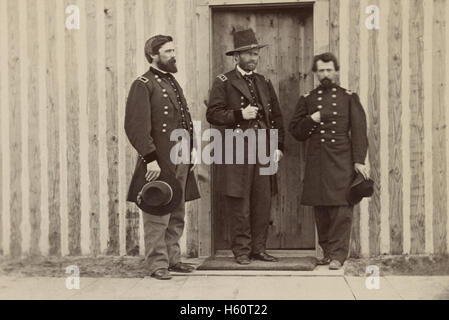 Il Generale John A. Rawlins, sinistra, generale Ulysses S. Grant, centro e funzionario non identificato, Ritratto, 1861 Foto Stock