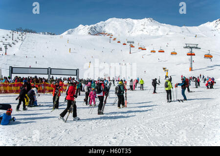 SOLDEN, Austria - 4 Marzo 2016: folla di sciatori e seggiovie in Alpine Ski resort in Solden nelle Alpi Otztal, Tirolo, Austria Foto Stock