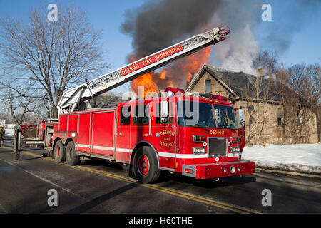 Antenna e camion dei vigili del fuoco di estinzione incendi casa, Detroit, Michigan STATI UNITI Foto Stock