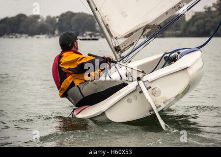 Belgrado Finn Cap 2016, Serbia - Boris Adjanski nella classe Finn barca a vela partecipa a uno dei match race regate Foto Stock