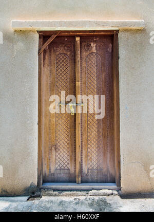 Porta di legno di una tradizionale casa dell'Oman in Wakan Village Foto Stock