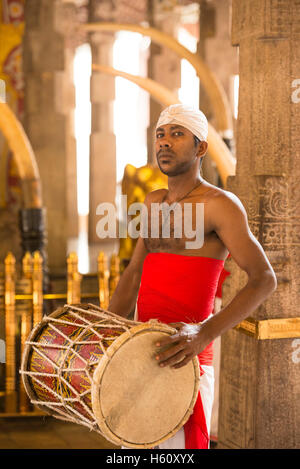 * Tamburi tradizionali a puja, tempio del Dente, Kandy, Sri Lanka Foto Stock