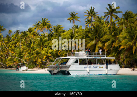 Aitutaki. Isole Cook. Polinesia. Oceano Pacifico del sud. Numerose imbarcazioni turistiche ormeggiata sulla spiaggia in un piede. Aitutaki è uno Fo Foto Stock