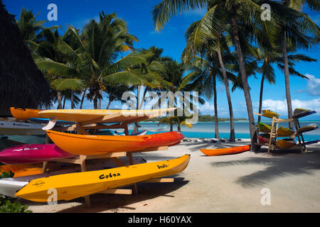 Aitutaki. Isole Cook. Polinesia. Oceano Pacifico del sud. Alcuni kayak aspettano i turisti sulla spiaggia di Aitutaki Lagoon Resort & Spa H Foto Stock