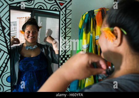 Atiu Island. Isole Cook. Polinesia. Oceano Pacifico del sud. Un client è testato una collana su Andrea in fibra Art Studio di Atiu ISL Foto Stock