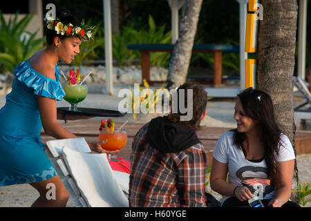 Rarotonga Island. Isole Cook. Polinesia. Oceano Pacifico del sud. Un turista giovane gustando cocktail enorme da spiaggia nell'Hote Foto Stock