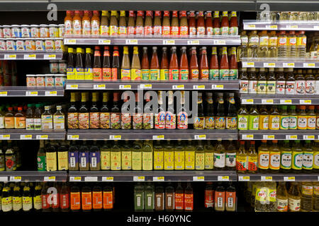 Hot Pepper paste in vendita presso H Mart, una grande specialità coreane il supermercato in Gerico, Long Island, New York. Foto Stock